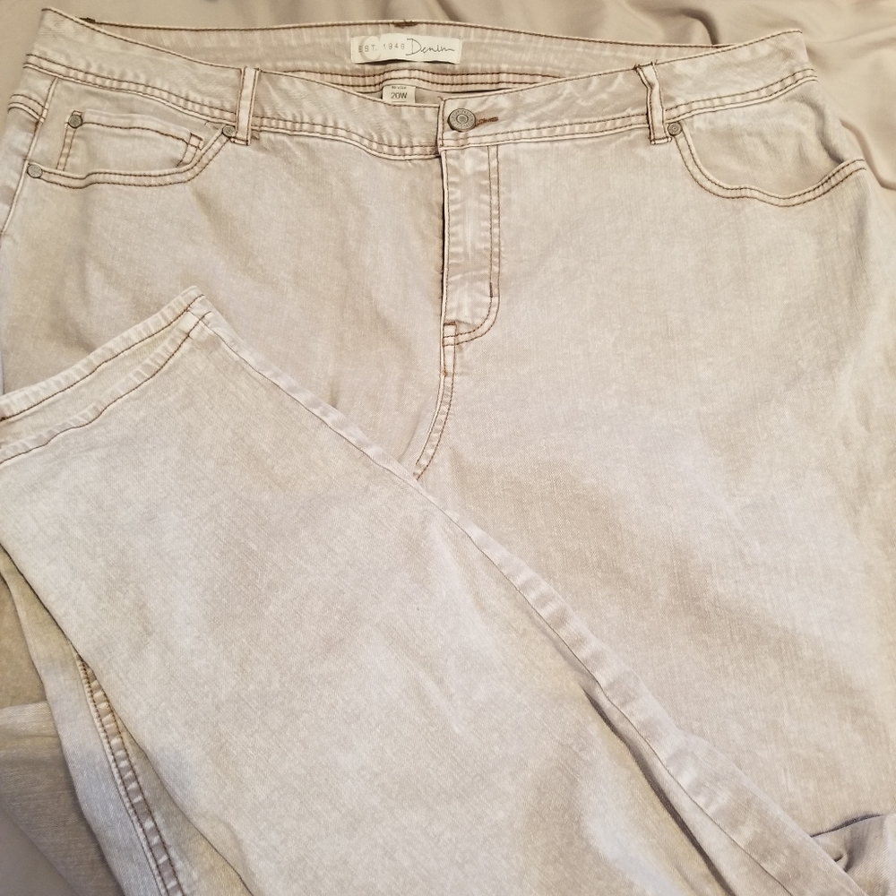 EUC/NWOT Cato tan straight leg jeans